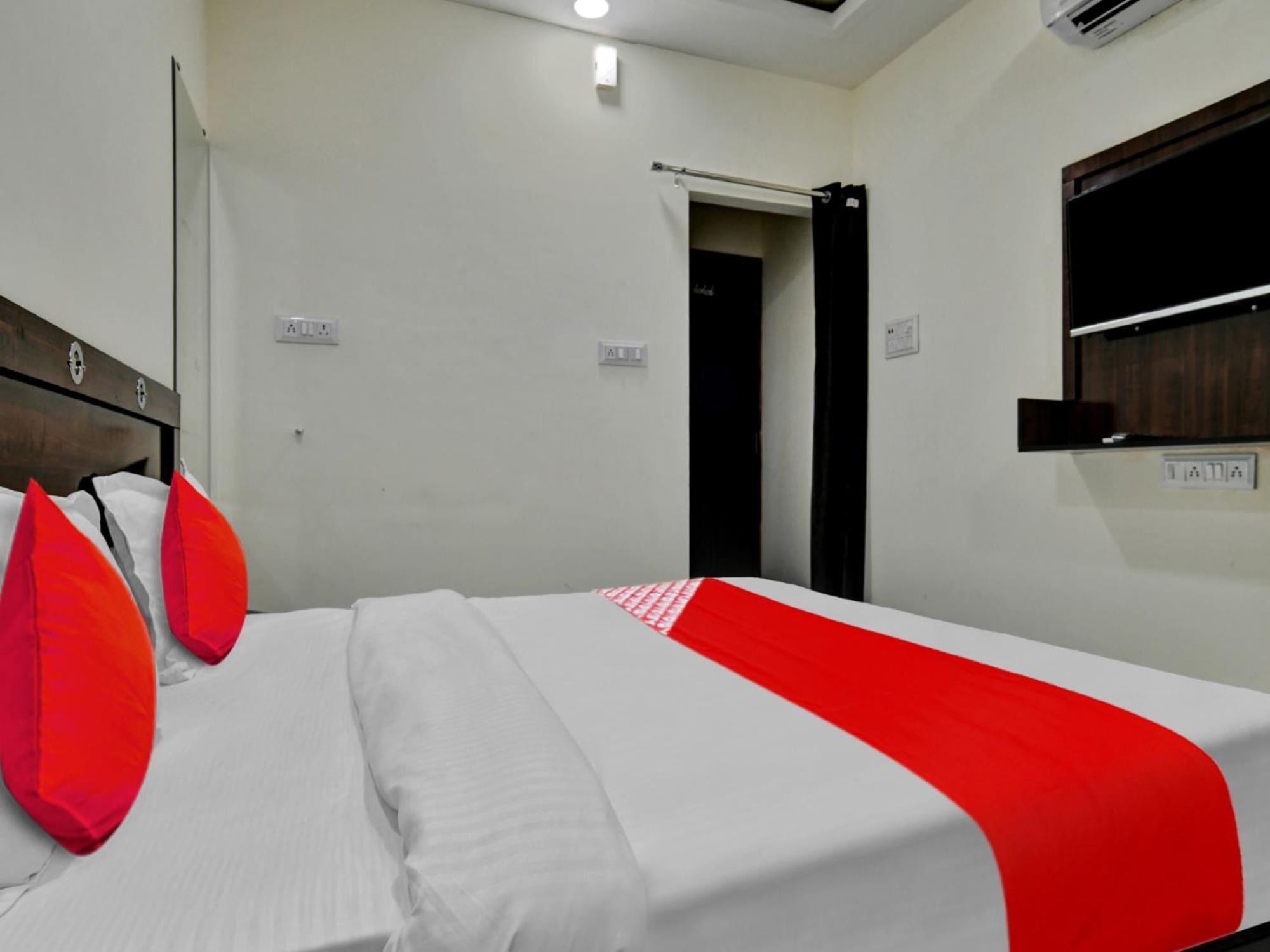 Oyo Hotel Dr Greens إندور المظهر الخارجي الصورة