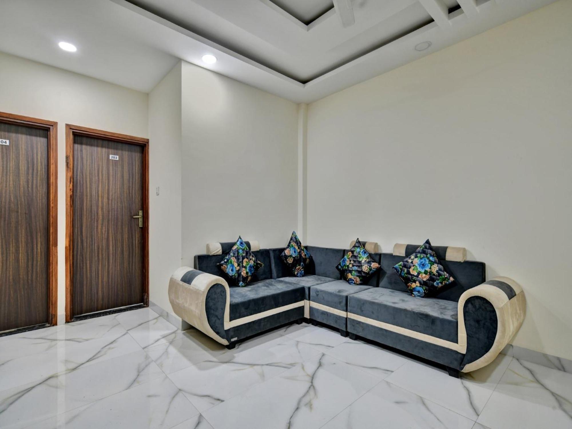 Oyo Hotel Dr Greens إندور المظهر الخارجي الصورة